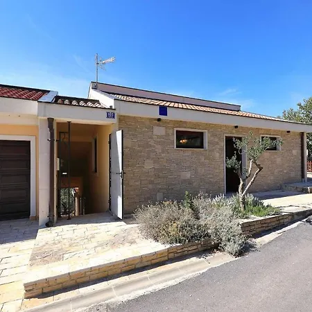 Apartment Alsano, No 1 *